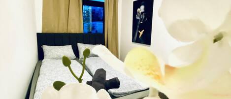 1 bedroom, bed sheets