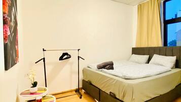 1 bedroom, bed sheets