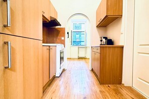 Fridge, oven, stovetop, coffee/tea maker