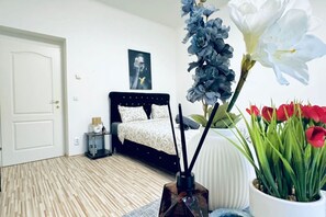 2 habitaciones, escritorio y ropa de cama 