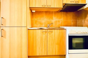 Kühlschrank, Ofen, Herdplatte, Wasserkocher mit Kaffee-/Teezubehör