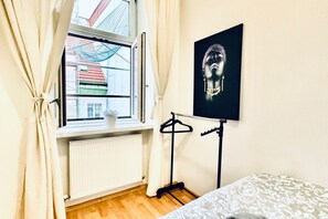 2 bedrooms, desk, bed sheets