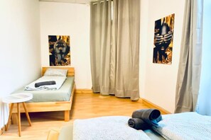3 Schlafzimmer, Schreibtisch, Bettwäsche