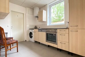 Oven, stovetop, coffee/tea maker, cookware/dishes/utensils