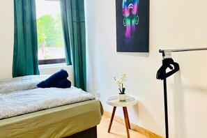 3 Schlafzimmer, Schreibtisch, Bettwäsche