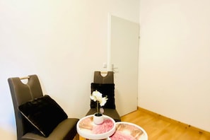 Interior - Bright & Spacious 3-BR Apt with Direct City Access (Wien)