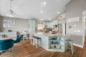 Kylskåp, mikrovågsugn, ugn och spishäll