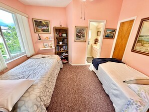 2 habitaciones, escritorio, tabla de planchar con plancha y wifi gratis