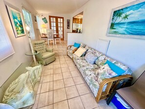 TV connectée, jeux vidéo, table de tennis de table, livres