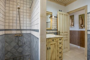 Shower, hair dryer, towels
