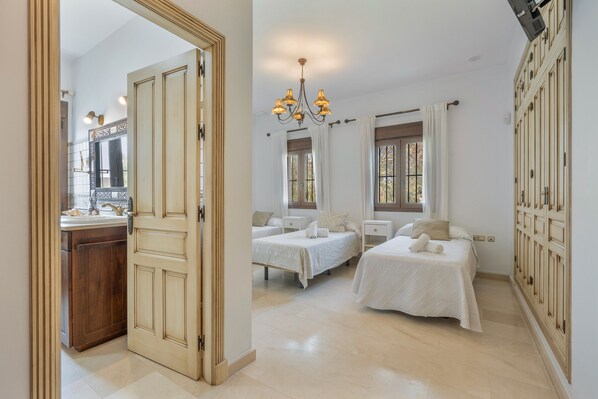 3 bedrooms, iron/ironing board, free WiFi, bed sheets
