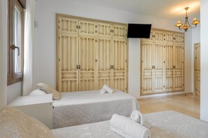 3 chambres, fer et planche à repasser, Wi-Fi gratuit, draps fournis