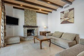 Televisión y chimenea 