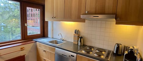 Kühlschrank, Mikrowelle, Ofen, Geschirrspüler