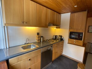 Jääkaappi, mikroaaltouuni, uuni, astianpesukone