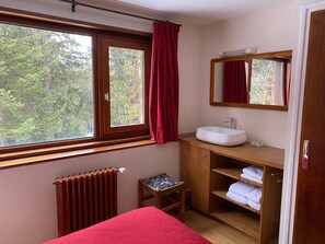 2 makuuhuonetta, silitysrauta/-lauta, ilmainen Wi-Fi