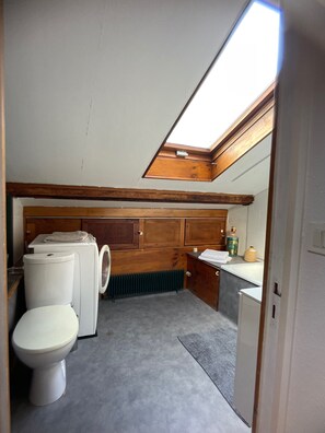 Douche, sèche-cheveux, serviettes fournies