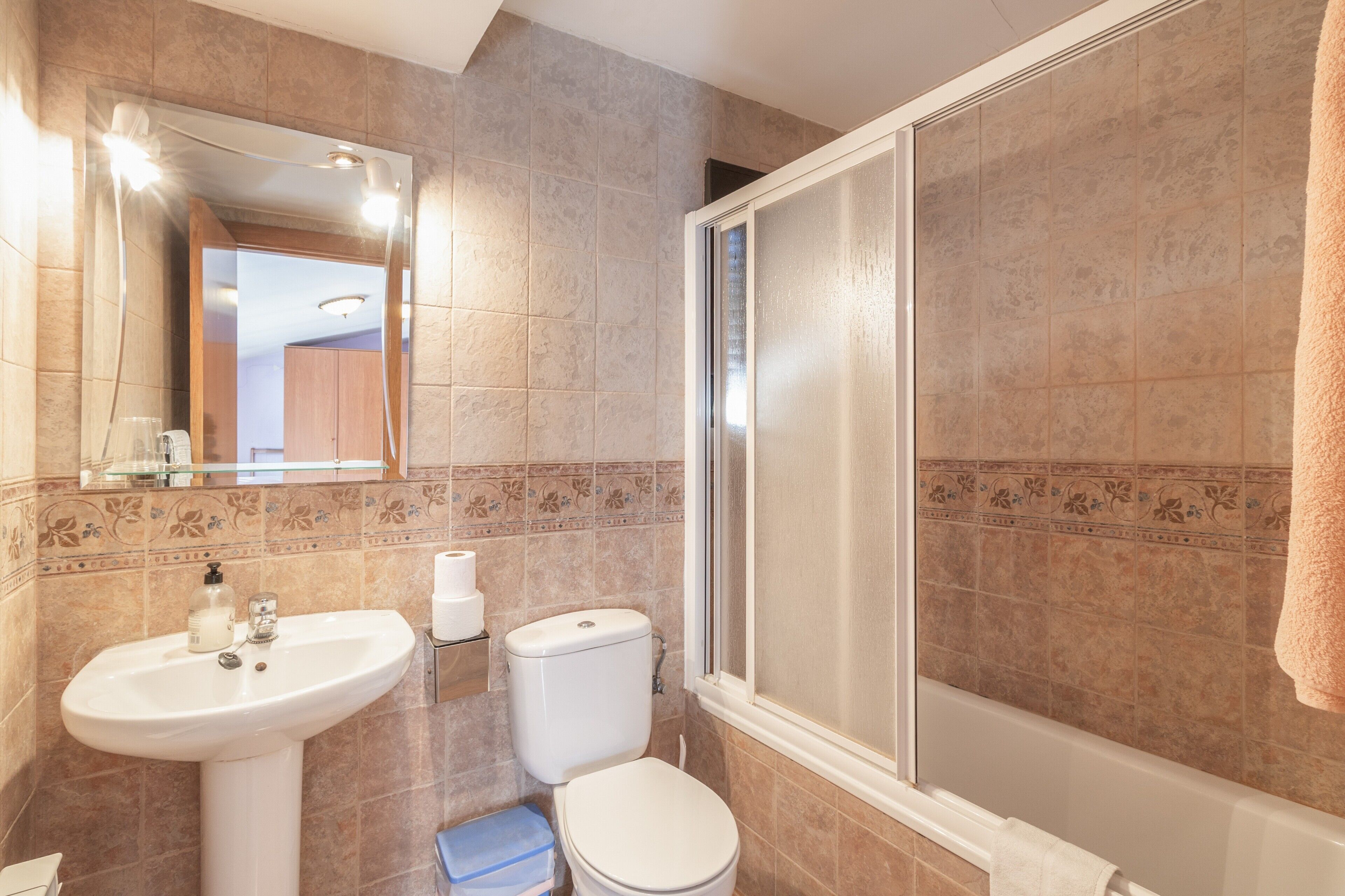 Un bagno con lavandino, toilette e doccia.