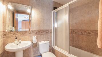 Un bagno con lavandino, toilette e doccia.