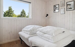 5 bedrooms, travel cot, free WiFi - Beautiful home in Stege with sauna (Stege)