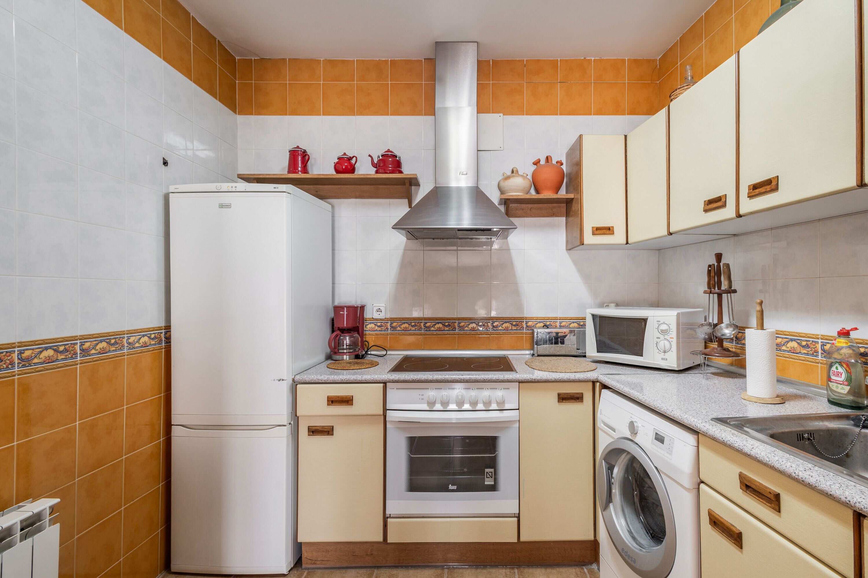 Een koelkast, een microgolfoven, een oven, een kookplaat