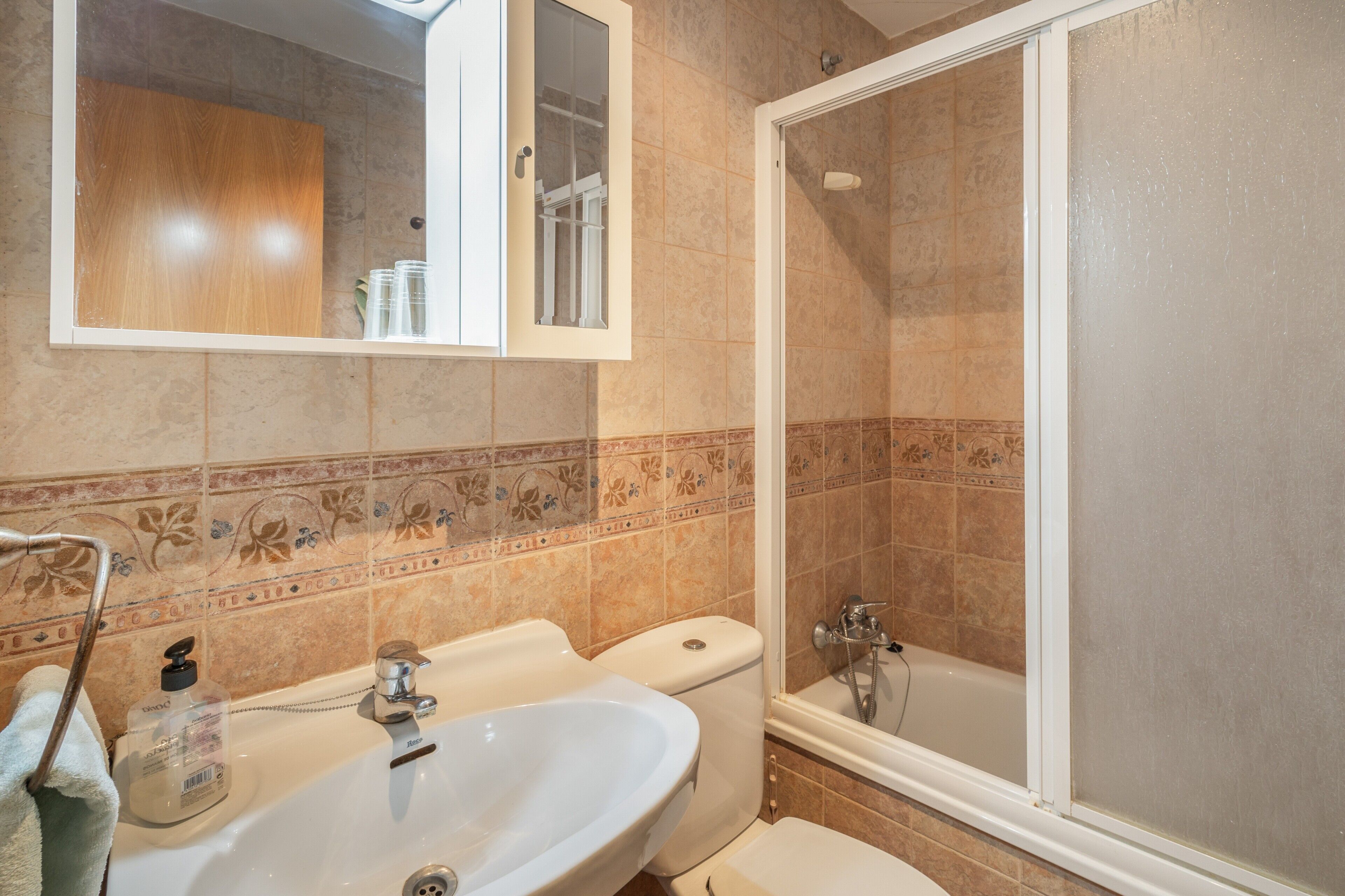 Un baño con lavabo, inodoro y ducha.
