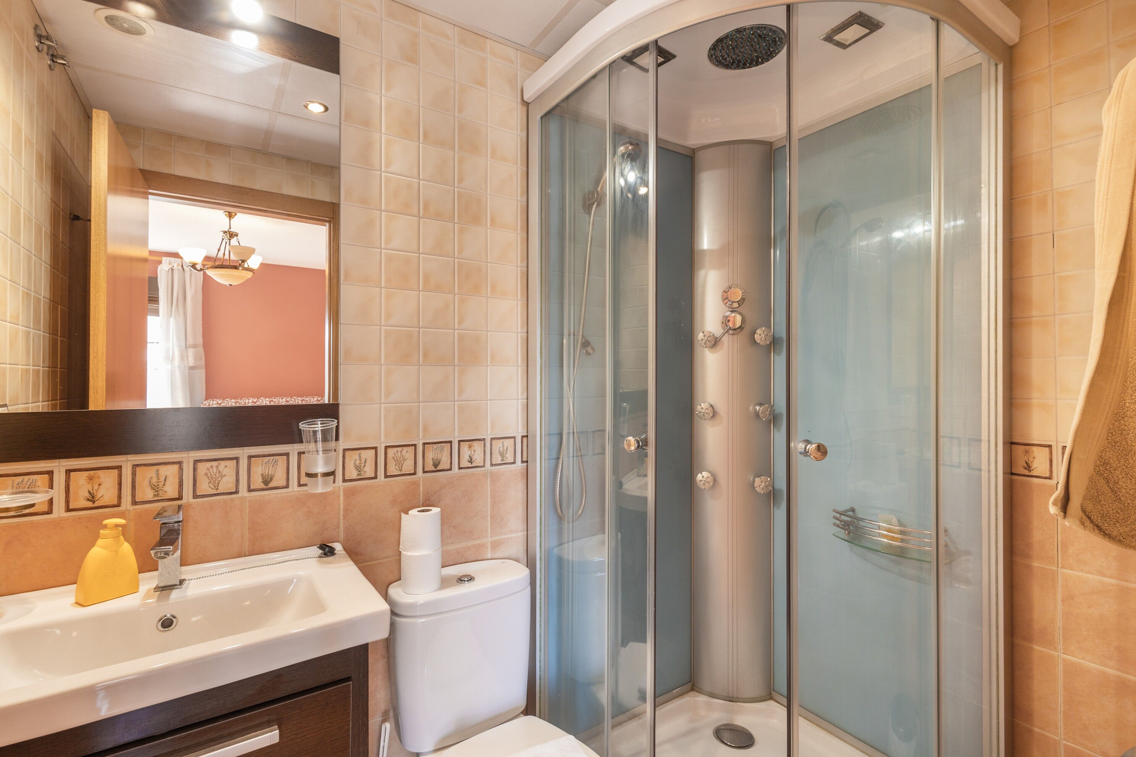 Een douche, handdoeken