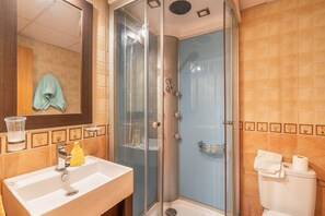 Chuveiro, toalhas de banho