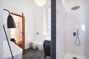 Hair dryer, bidet, towels, soap - Luxury rental, views over the Mediterranean, Monaco Casino, Grand Prix Perfect
 (Beausoleil)