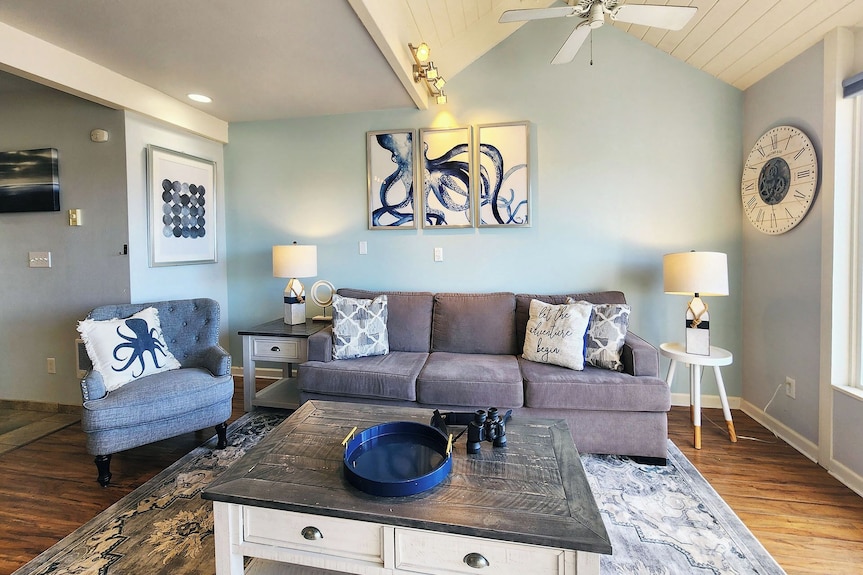 Historic Bayfront! Stellar Bridge & Bay Views! Bay Dreaming - Newport, OR