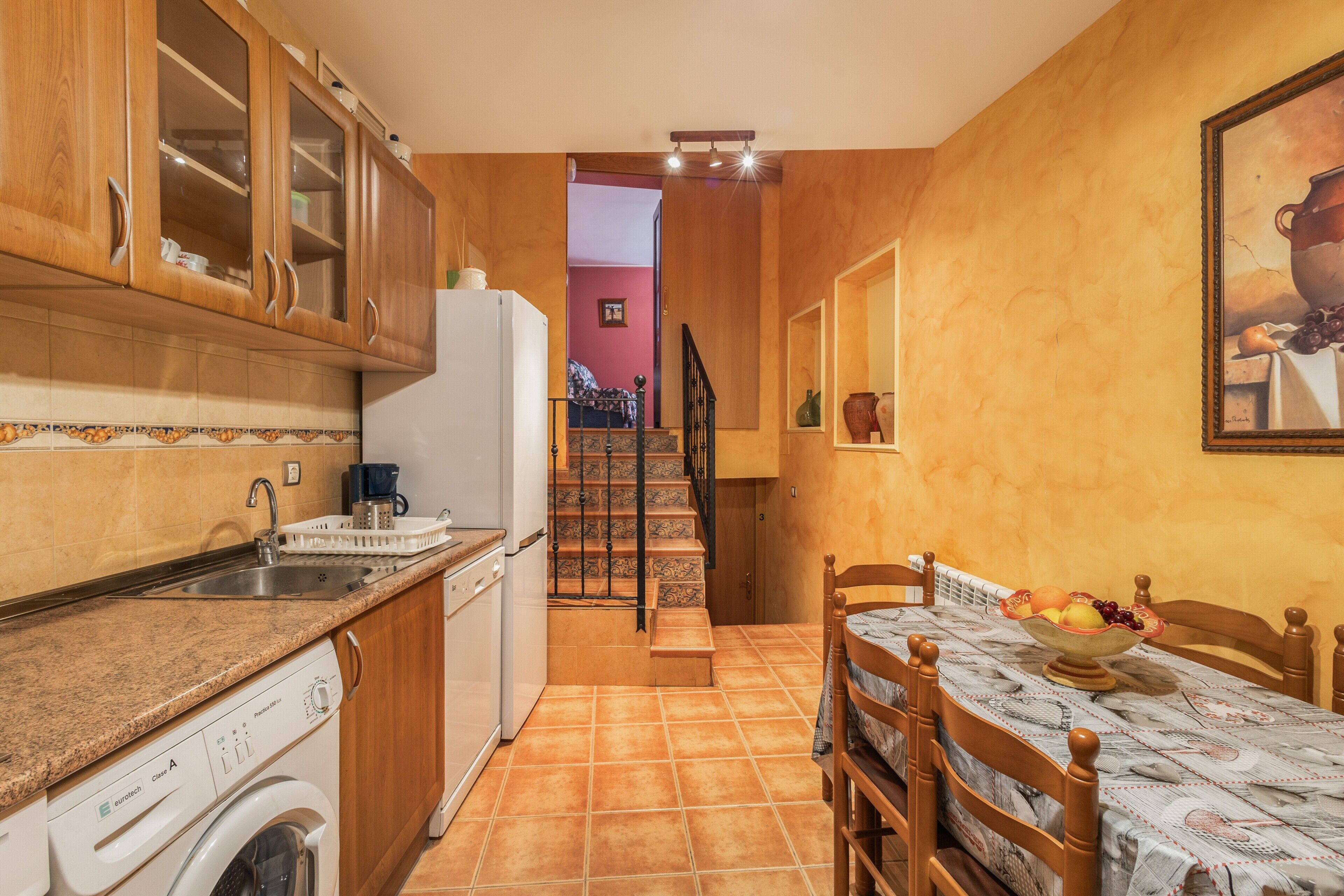 Een magnetron, een koffiezetapparaat/waterkoker