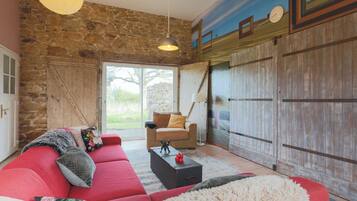 Een open haard en een tafeltennistafel