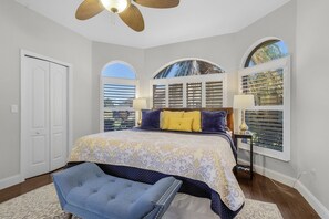 5 bedrooms, desk, iron/ironing board, free WiFi - Gulf Access, Heated Pool, Kayaks, Bicycles, & More - Coral Coast Villa - Roelens (Cape Coral)