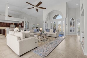 Smart TV, video games - Gulf Access, Heated Pool, Kayaks, Bicycles, & More - Coral Coast Villa - Roelens (Cape Coral)