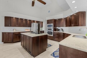 Fridge, microwave, oven, stovetop - Gulf Access, Heated Pool, Kayaks, Bicycles, & More - Coral Coast Villa - Roelens (Cape Coral)