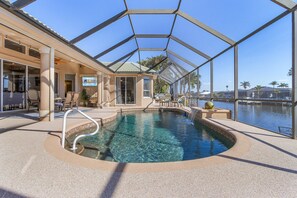 A heated pool - Gulf Access, Heated Pool, Kayaks, Bicycles, & More - Coral Coast Villa - Roelens (Cape Coral)