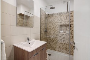 Shower, hair dryer, towels