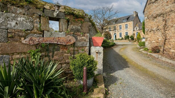 A stone building with a sign reading 'Cottage Rose.' - Holiday Home 'Gite La Grange 6 Personnes' with Shared Pool, Private Terrace and Wi-Fi (Prat)