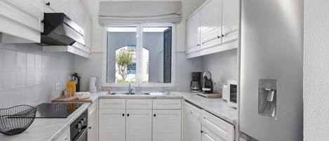 Kühlschrank, Mikrowelle, Ofen, Herdplatte