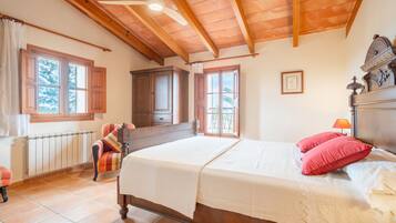 4 bedrooms, iron/ironing board, free WiFi, bed sheets