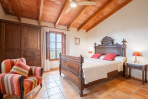 4 bedrooms, iron/ironing board, free WiFi, bed sheets