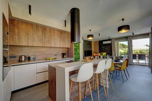 Fridge, microwave, oven, stovetop - Vila Pieron & Bavigo Holiday Complex for 16 Persons by Istrabook (Marcana)