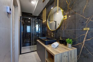 Shower, hair dryer, towels