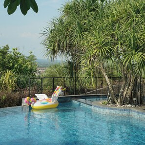 Una piscina al aire libre