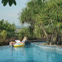Una piscina al aire libre