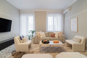 Interior - Loggia & Luxe 4BR Penthouse in Universitatii Area (Bucharest)