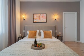 Deluxe-Apartment, 4 Schlafzimmer, Balkon, Stadtblick | 4 Schlafzimmer, Bügeleisen/Bügelbrett, kostenloses WLAN