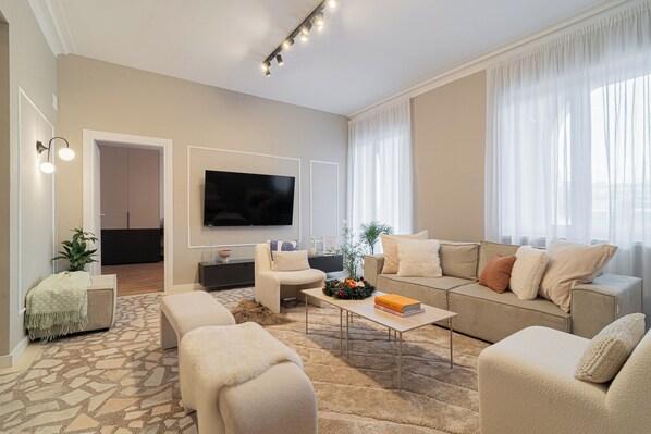 Deluxe-huoneisto, 4 makuuhuonetta, parveke, kaupunkinäköala | Oleskelualue | Älytelevisio, Netflix, suoratoistopalvelut