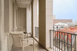 Deluxe-huoneisto, 4 makuuhuonetta, parveke, kaupunkinäköala | Parveke