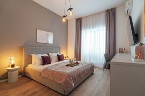 Deluxe-huoneisto, 4 makuuhuonetta, parveke, kaupunkinäköala | 4 makuuhuonetta, silitysrauta/-lauta, ilmainen Wi-Fi